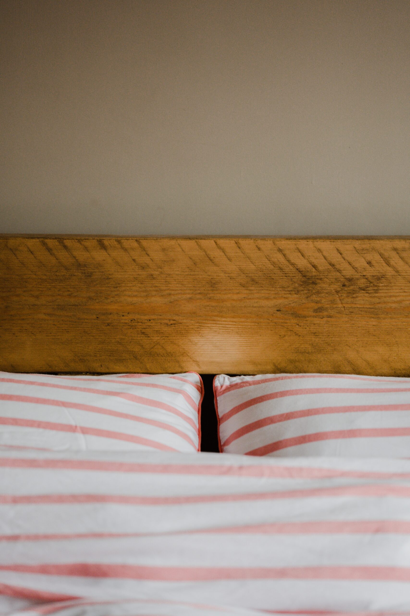 bedroom pillows headboard bedding