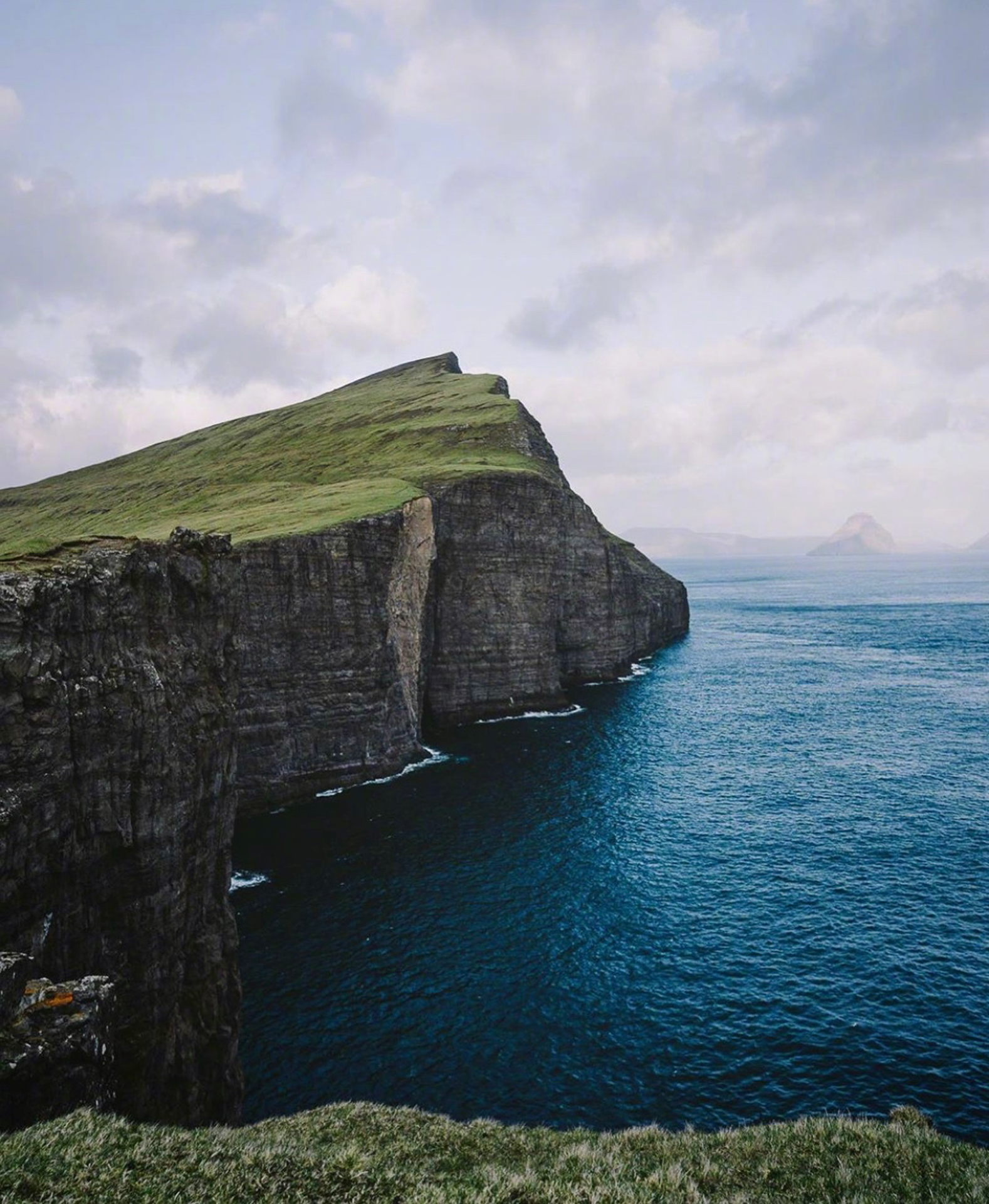 faroe islands cliffs ocean green hills